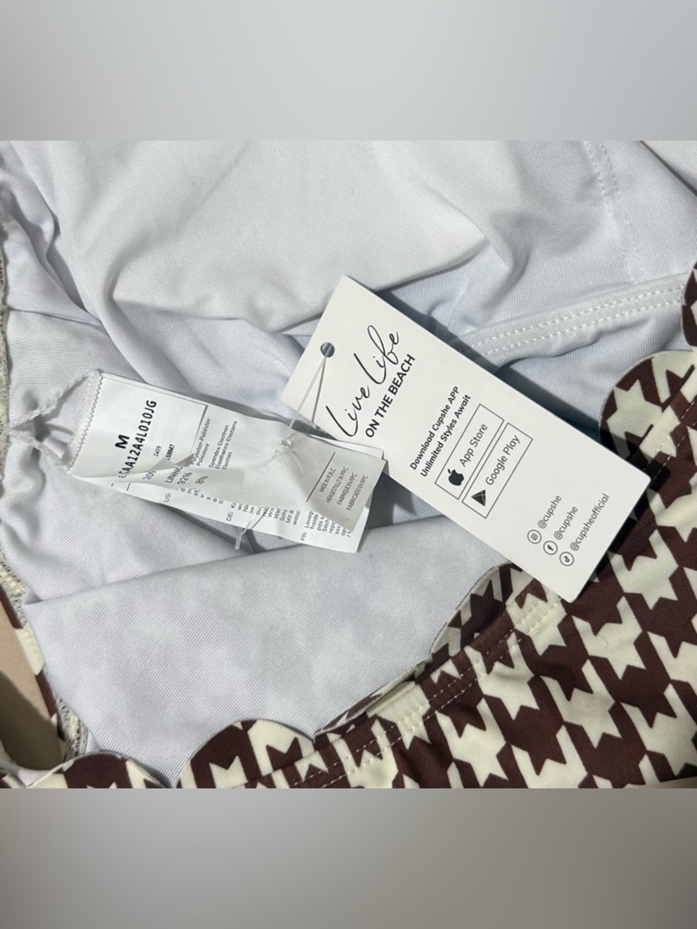 NWT. Women's Cupshe White and Brown Houndstooth Scalloped Top - Picture 6 of 7